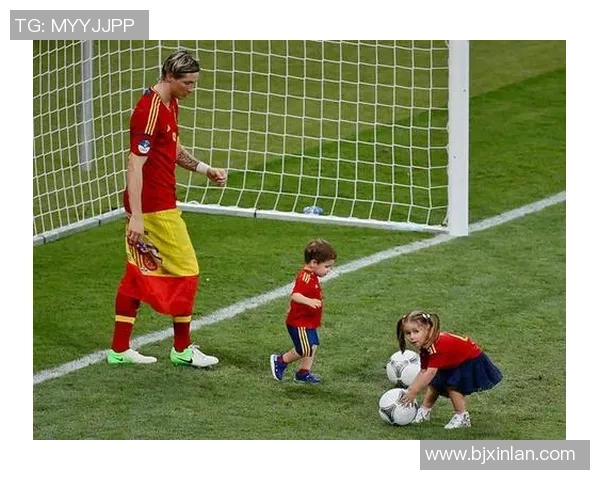 足球明星携萌娃接受采访展现家庭温馨瞬间与职业生涯的完美结合